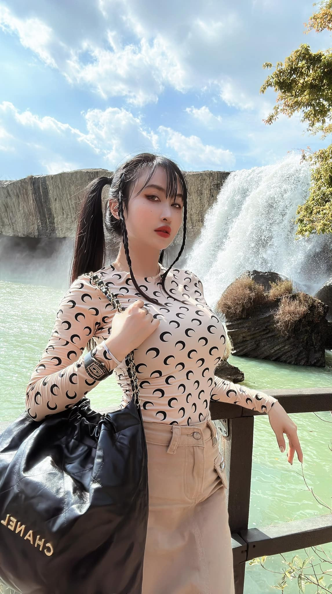 Diện áo tắm hiểm hóc, vợ Minh Nhựa như “em chưa 18“ Dien ao tam hiem hoc, vo Minh Nhua nhu “em chua 18“