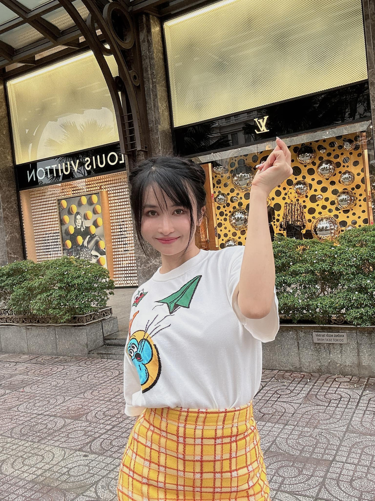 Sở hữu hình thể thon gọn và cân đối, cô thử sức với nhiều phong cách thời trang khác nhau.