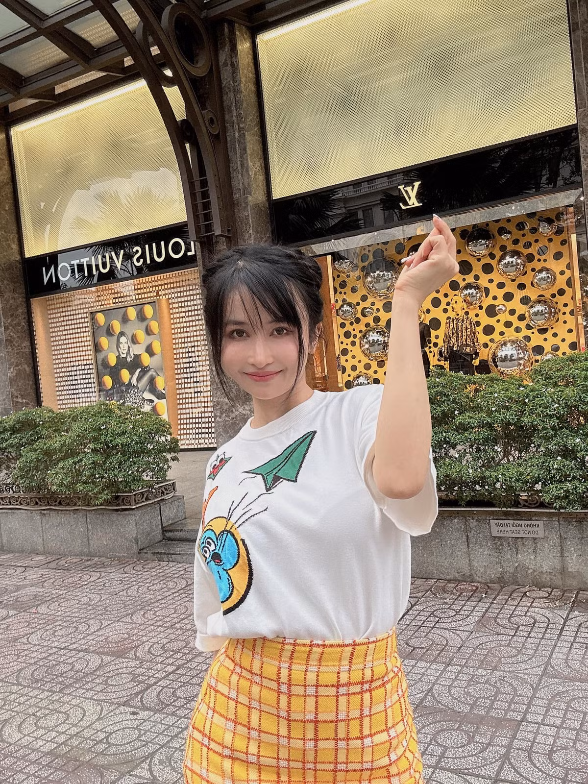 Sở hữu hình thể thon gọn và cân đối, cô thử sức với nhiều phong cách thời trang khác nhau.