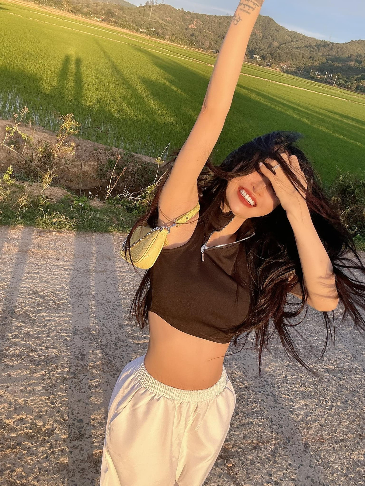 Mỗi lần xuất hiện cùng chồng, cô đều diện hàng hiệu "phủ" kín người.