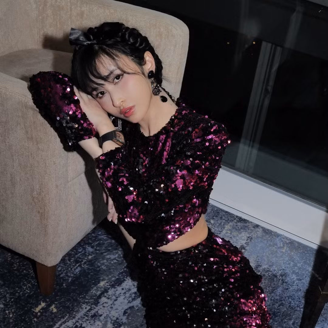 Từ trang phục năng động, cá tính đến những "bộ cánh" sang trọng, quý phái đều có trong tủ đồ của bà xã Minh Nhựa.