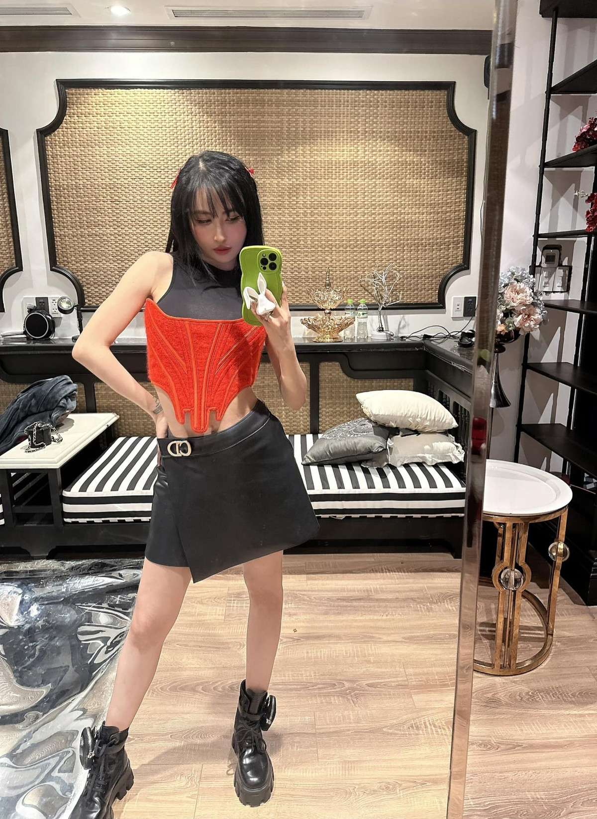 Vợ đại gia Minh Nhựa còn là người phụ nữ theo lối sống hiện đại, cô thường xuyên cập nhật hình ảnh sang chảnh của bản thân trên mạng xã hội.