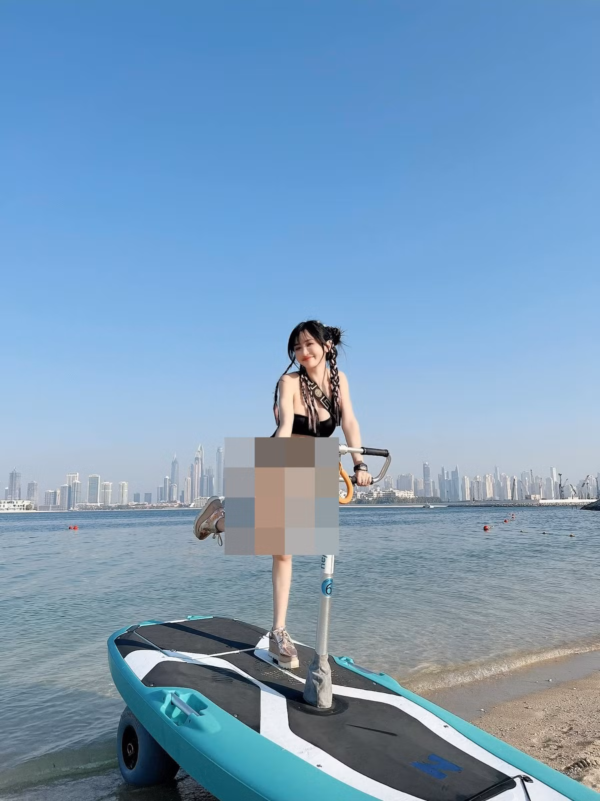 Dù hạn chế chiều cao nhưng Mina Phạm lại có thân hình cân đối. Làn da trắng như phát sáng của mẹ hai con khiến bao người ao ước.