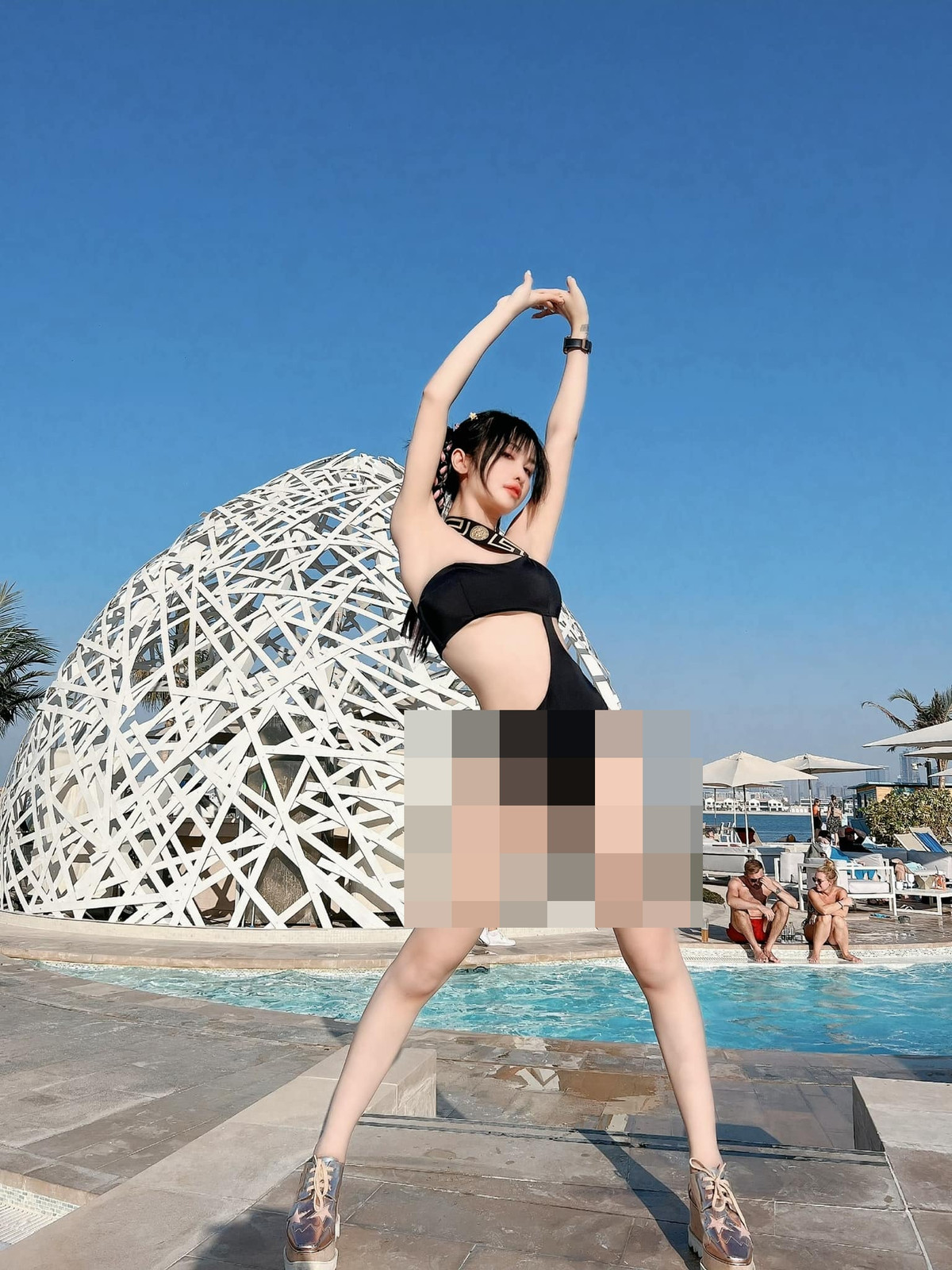 Mới đây Mina Phạm chia sẻ loạt hình ảnh gây sốt, cô diện áo tắm cắt xẻ táo bạo, đi đôi giày hàng hiệu và tạo dáng gợi cảm.