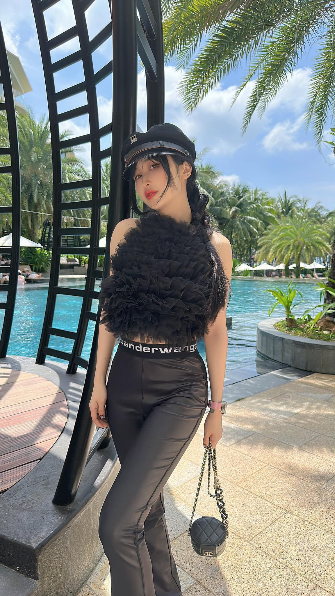 Dưới bài đăng, cư dân mạng để lại nhiều lời khen Mina Phạm có vóc dáng thon gọn.