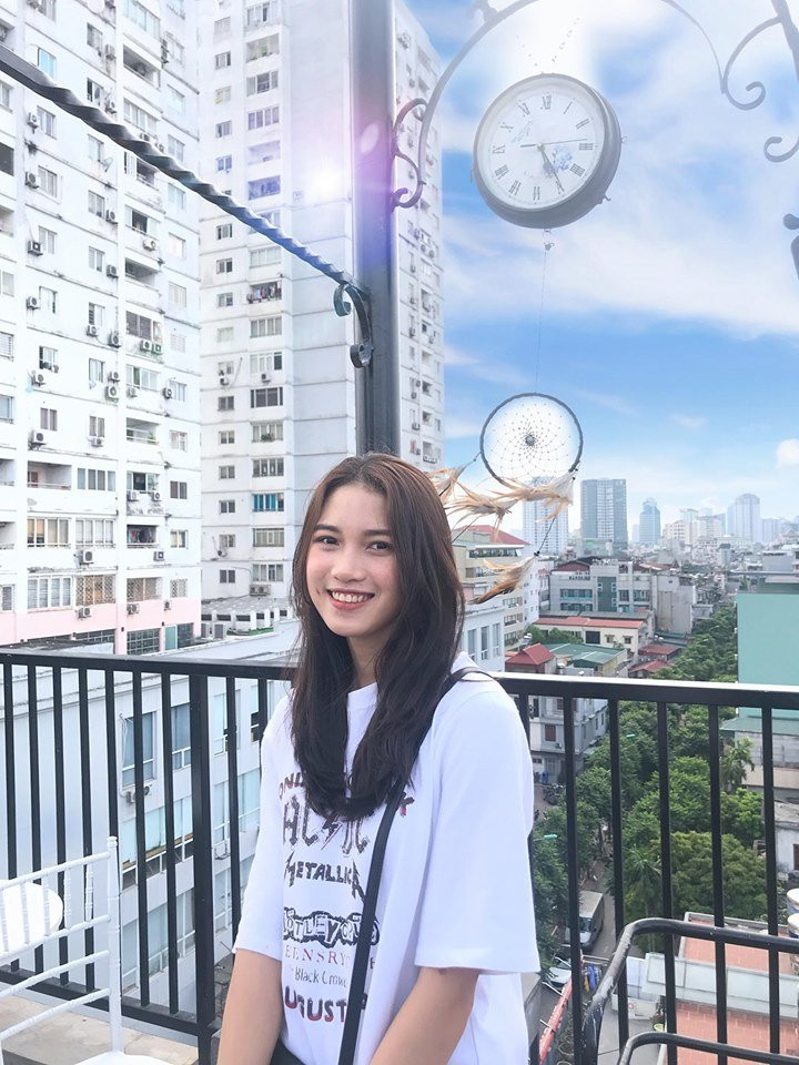 Ngoài thời gian tập luyện, gương mặt xinh đẹp bậc nhất làng bóng chuyền Việt Nam cũng thường xuyên đăng ảnh đi du lịch cùng bạn bè, đồng đội.