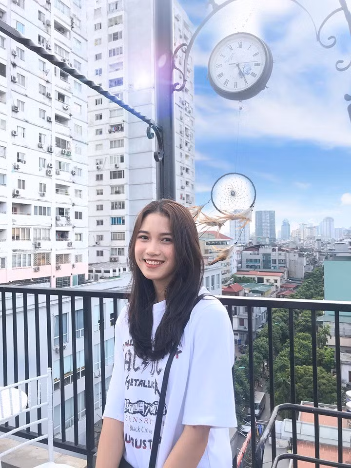 Ngoài thời gian tập luyện, gương mặt xinh đẹp bậc nhất làng bóng chuyền Việt Nam cũng thường xuyên đăng ảnh đi du lịch cùng bạn bè, đồng đội.