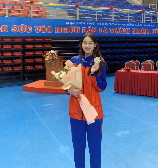 Người đẹp bóng chuyền từng là trụ cột đem về thành công cho đội trẻ những năm qua với nhiều chức vô địch tại giải Vô địch trẻ quốc gia và Cúp các CLB trẻ.