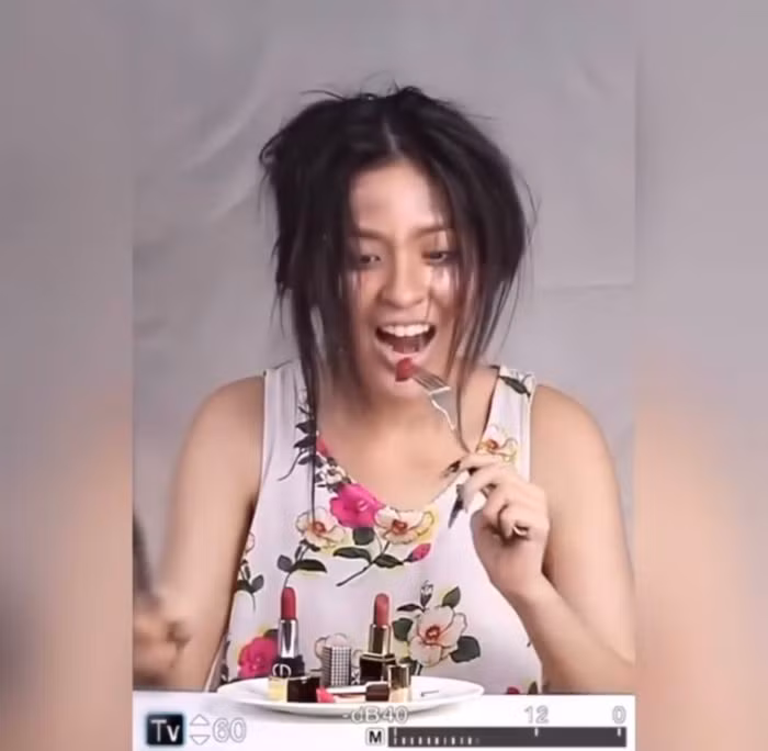 Kế đến cô đã cắt và ăn một thỏi son trong biểu cảm mà netizen cho là "điên dại".