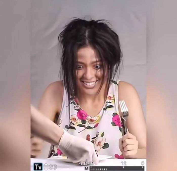 Có lẽ Trần Thanh Tâm dự định cho khán giả thấy được sự thèm khát son phấn của một người con gái.