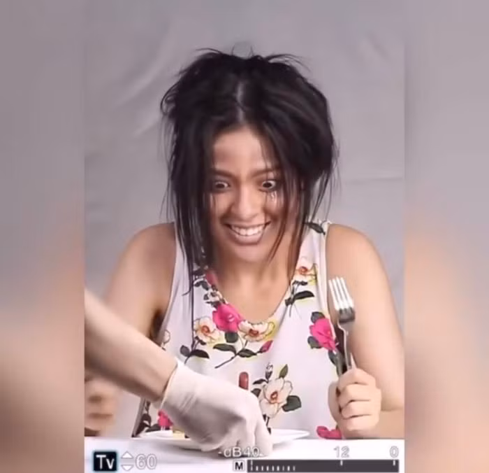 Có lẽ Trần Thanh Tâm dự định cho khán giả thấy được sự thèm khát son phấn của một người con gái.