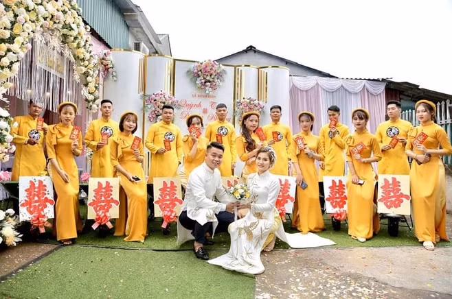 Chú rể dẫn đầu đoàn bưng lễ với 7 thanh niên sáng sủa, đẩy 7 chiếc xe rùa và đi bộ sang nhà gái.