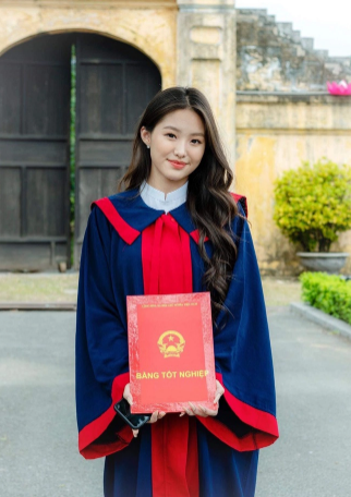 Qua lời kể của mẹ, Huệ Anh là một cô gái tự lập, hiểu chuyện và sống nội tâm. Ảnh: FBNV