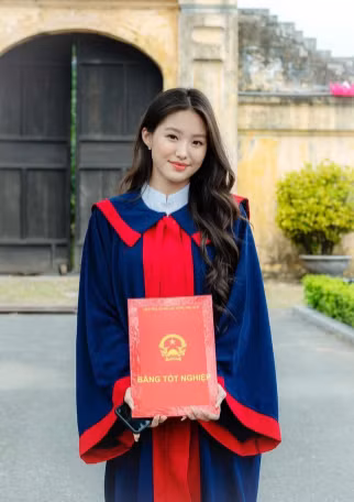 Qua lời kể của mẹ, Huệ Anh là một cô gái tự lập, hiểu chuyện và sống nội tâm. Ảnh: FBNV