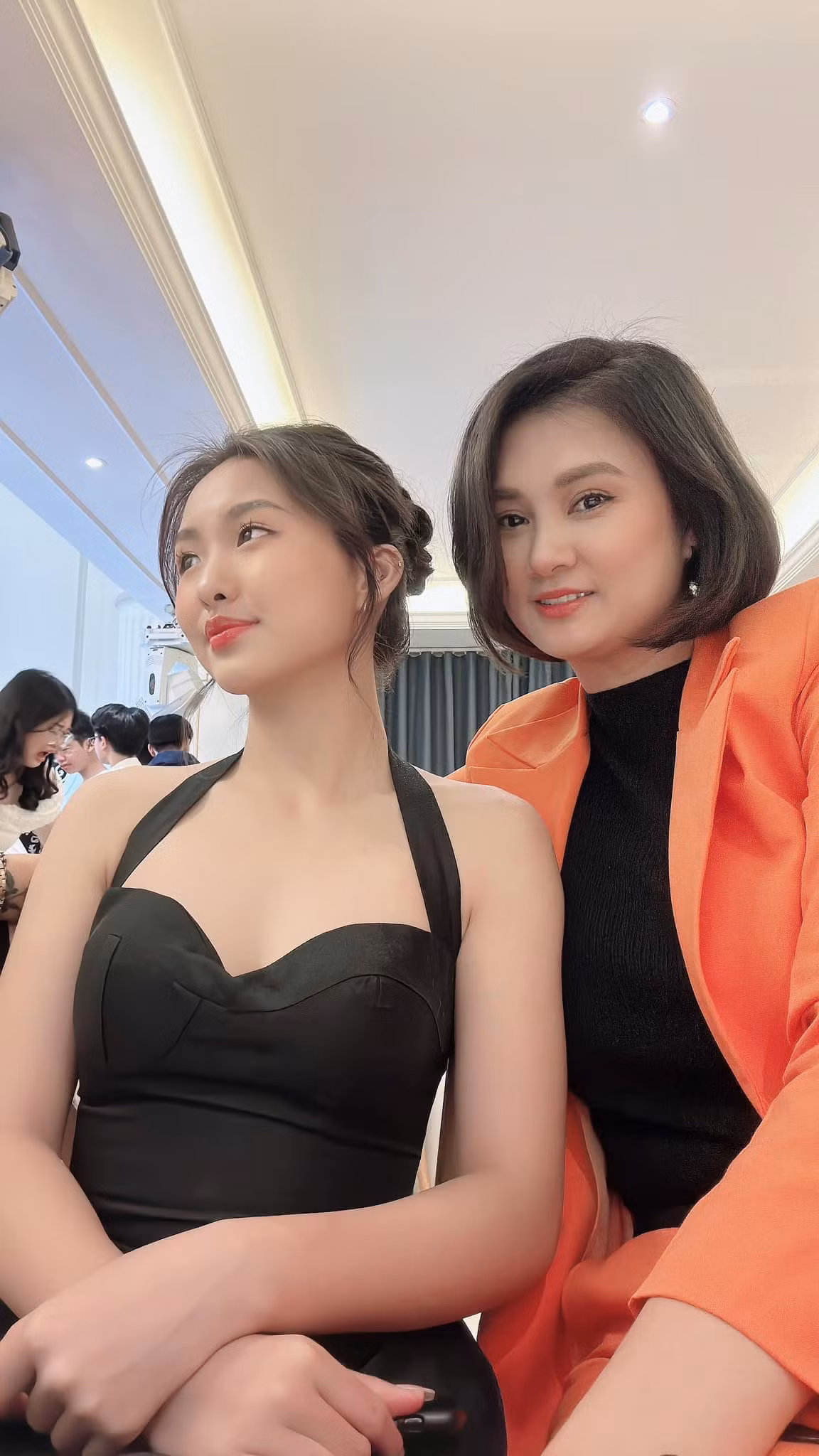 Trên trang cá nhân cựu đội trưởng đội tuyển bóng chuyền nữ Việt Nam Kim Huệ thường xuyên chia sẻ hình ảnh cùng con gái Huệ Anh. Mới đây nhất là cô bạn 15 tuổi diện chiếc váy đen cúp ngực, tóc buộc cao gây mê với góc nghiêng thần thánh.