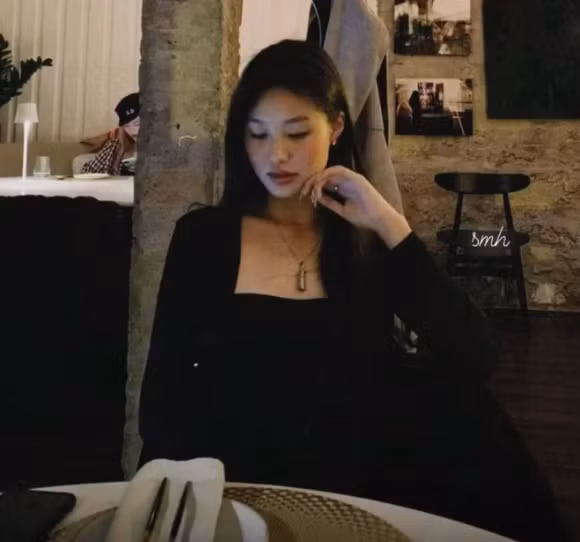 Được biết, Huệ Anh đang theo học tại trường THCS Chu Văn An, cô bé này còn khiến mẹ Kim Huệ hết sức tự hào bởi học lực giỏi đều ở tất cả các môn.