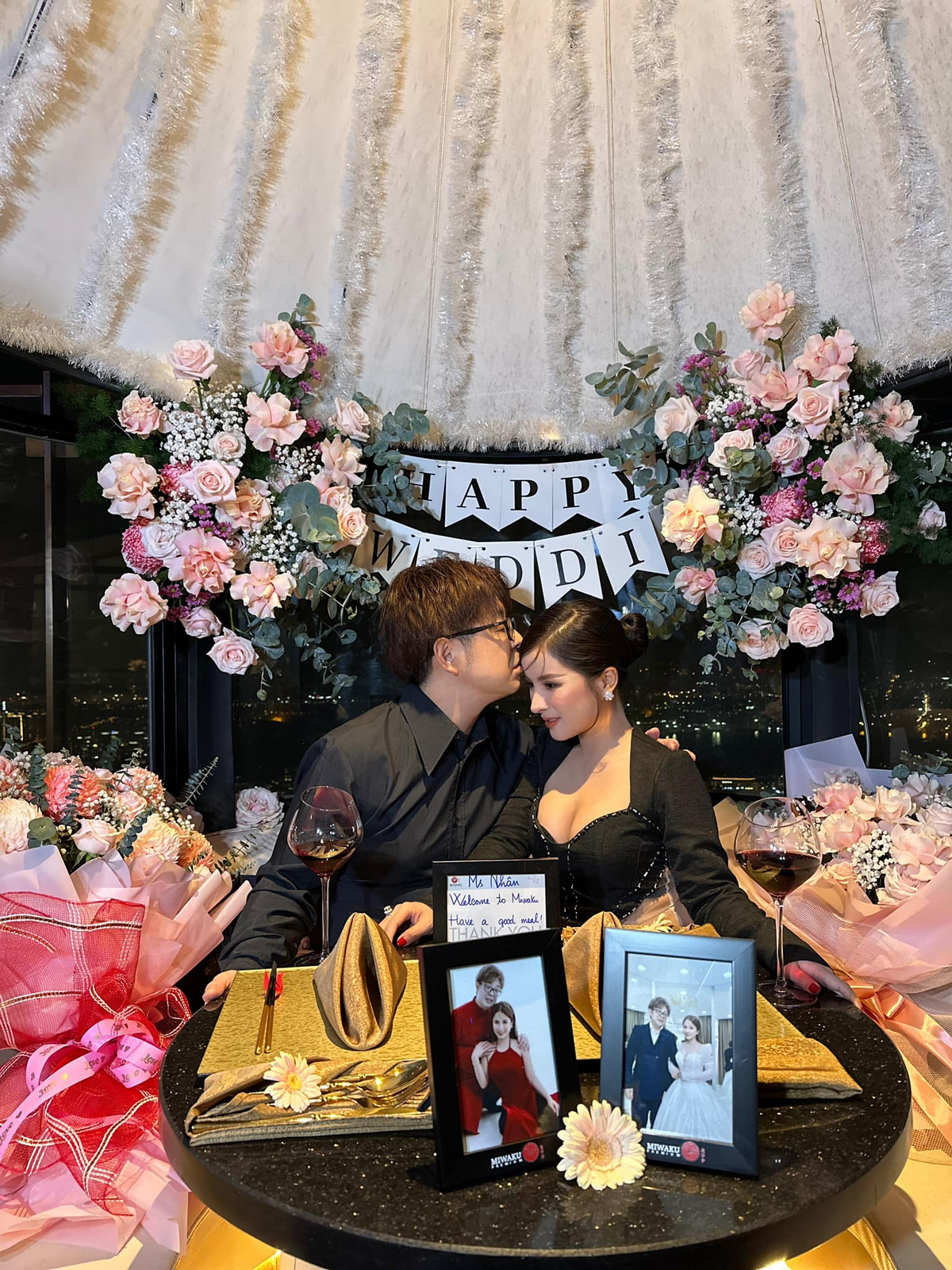 Ngoài ra hai vợ chồng cô còn check in ăn uống ở một nhà hàng sang chảnh, giá mỗi bữa ăn được cho là không phải dạng vừa.