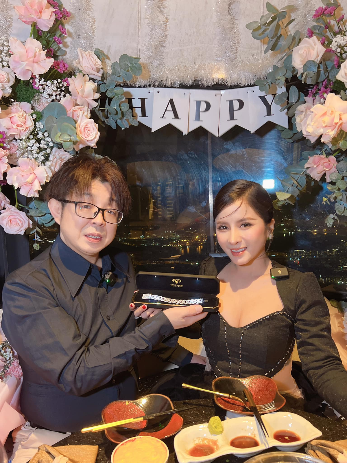 Đức Nhân mua một chiếc vòng tay kim cương trị giá 525 triệu đồng để tặng chồng, cảm ơn chồng vì đã yêu thương và đồng hành cùng mình.