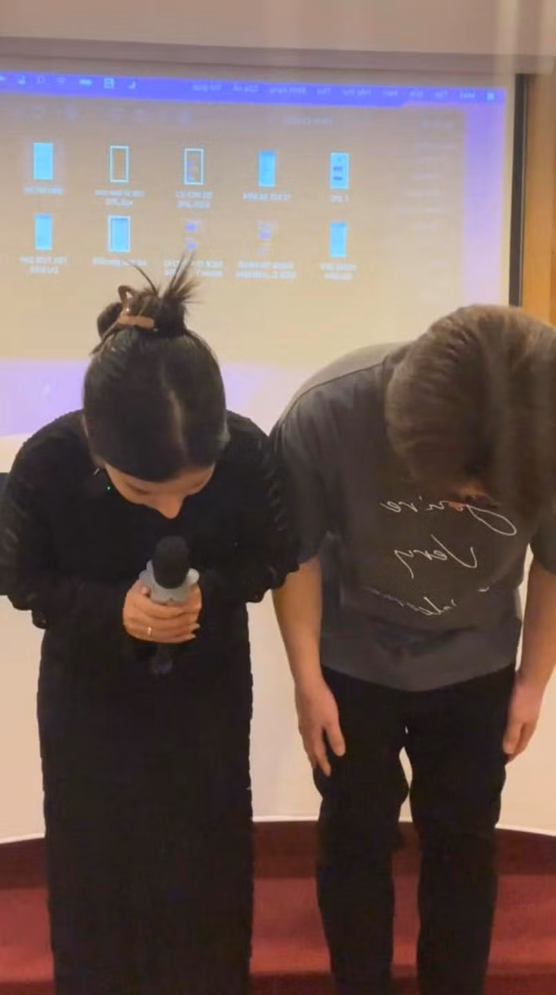 Vợ chồng Đức Nhân cũng cùng cúi đầu xin lỗi bác sĩ Cao Hữu Thịnh vì sự việc vừa qua. Cô khẳng định mình không lấy chuyện con cái làm thương mại, không chủ động đề xuất chuyện quảng cáo.