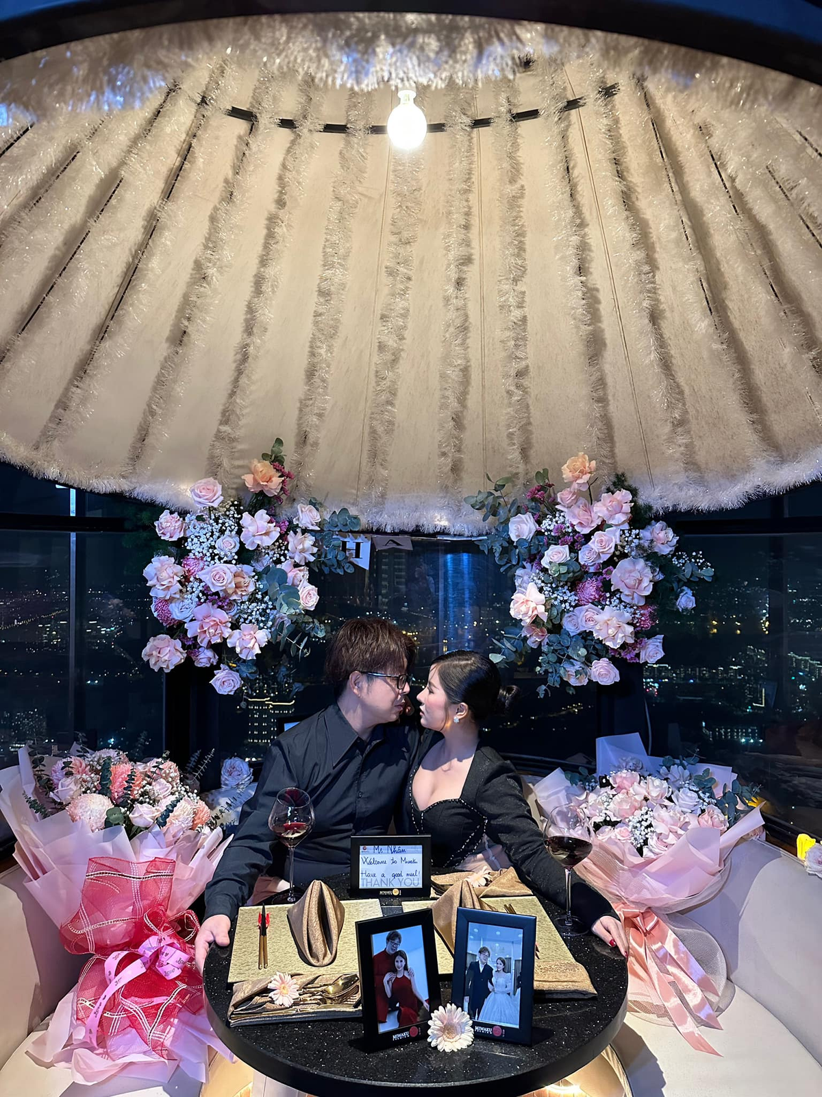 Tuy nhiên khi nghe những lời nói này của Bà Nhân, cư dân mạng nhanh chóng thắc mắc về những khó khăn mà Đức Nhân chia sẻ, bởi lẽ những gì mà vợ chồng cô thực hiện trước đó hoàn toàn trái ngược lại.