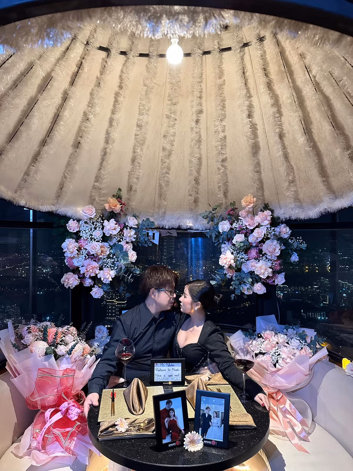 Tuy nhiên khi nghe những lời nói này của Bà Nhân, cư dân mạng nhanh chóng thắc mắc về những khó khăn mà Đức Nhân chia sẻ, bởi lẽ những gì mà vợ chồng cô thực hiện trước đó hoàn toàn trái ngược lại.