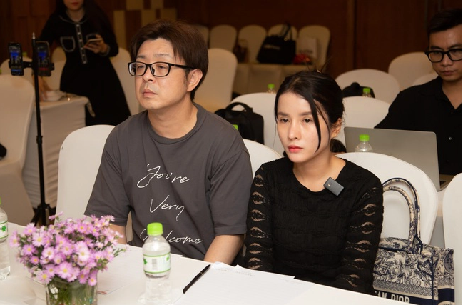 Ngoài ra Bà Nhân Vlog còn phải lo lắng cho người mẹ có sức khỏe yếu và nuôi cháu - con của chị gái. Ở chia sẻ này, nữ Youtuber không khỏi xúc động nên đã vừa khóc vừa nói.