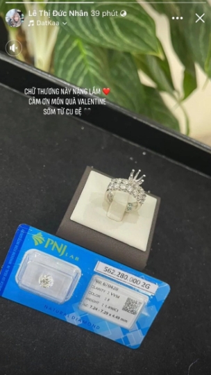 Chồng Nhật từng chi 200 triệu để Bà Nhân Vlog chỉnh sửa nhan sắc và tặng vợ chiếc nhẫn kim cương trị giá 560 triệu đồng nhân dịp Valentine.