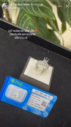 Chồng Nhật từng chi 200 triệu để Bà Nhân Vlog chỉnh sửa nhan sắc và tặng vợ chiếc nhẫn kim cương trị giá 560 triệu đồng nhân dịp Valentine.