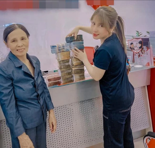 Bà Nhân cũng từng khoe mua nhà cho mẹ, có thể nói từ cuộc sống nghèo khó trước đây, Bà Nhân Vlog hiện tại ngày càng “lên hương” với khối tài sản đáng ngưỡng mộ. Ảnh: FBNV