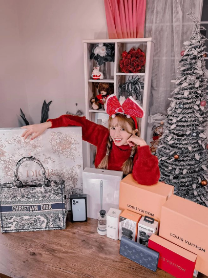 Thậm chí từ trước đến nay Bà Nhân thường xuyên khoe sở hữu nhiều món đồ hiệu từ các thương hiệu nổi đình đám.