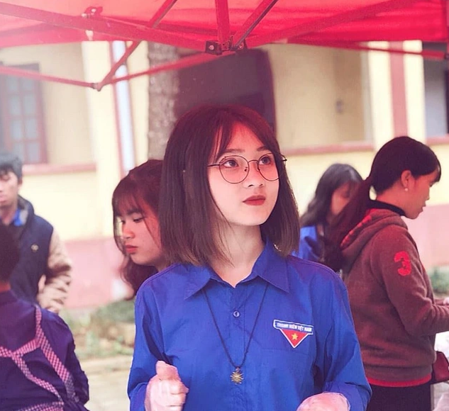 Cách đây khá lâu hình ảnh một gái xinh sở hữu nhan sắc trong veo, gương mặt khả ái trong trang phục áo Đoàn nhanh chóng nhận về “cơn mưa lời khen” từ phía cư dân mạng.