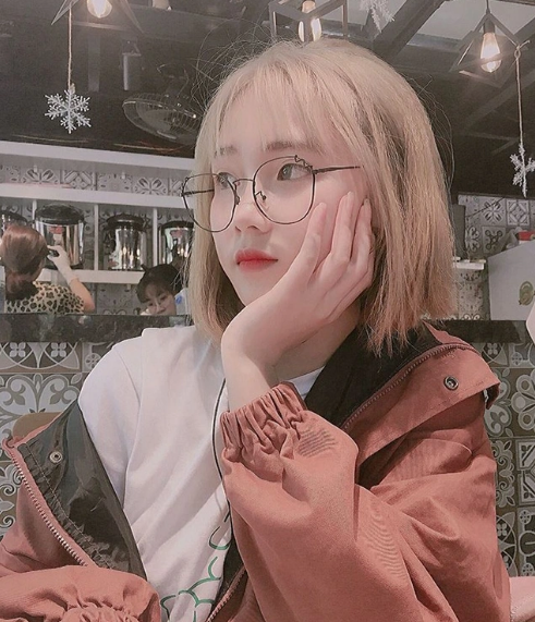 Quỳnh Lương sở hữu nhan sắc khả ái khiến người đối diện khó lòng rời mắt khỏi.