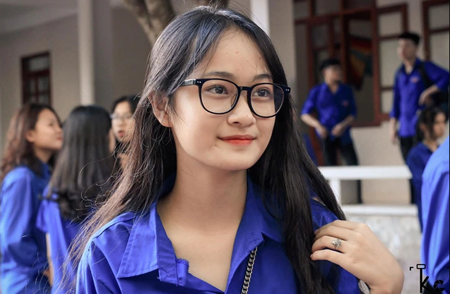 Ngoài Quỳnh Lương nữ sinh 10x xứ Nghệ Nguyễn Thị Khánh Linh cũng từng nổi tiếng cõi mạng nhờ khoảnh khắc mặc áo Đoàn.