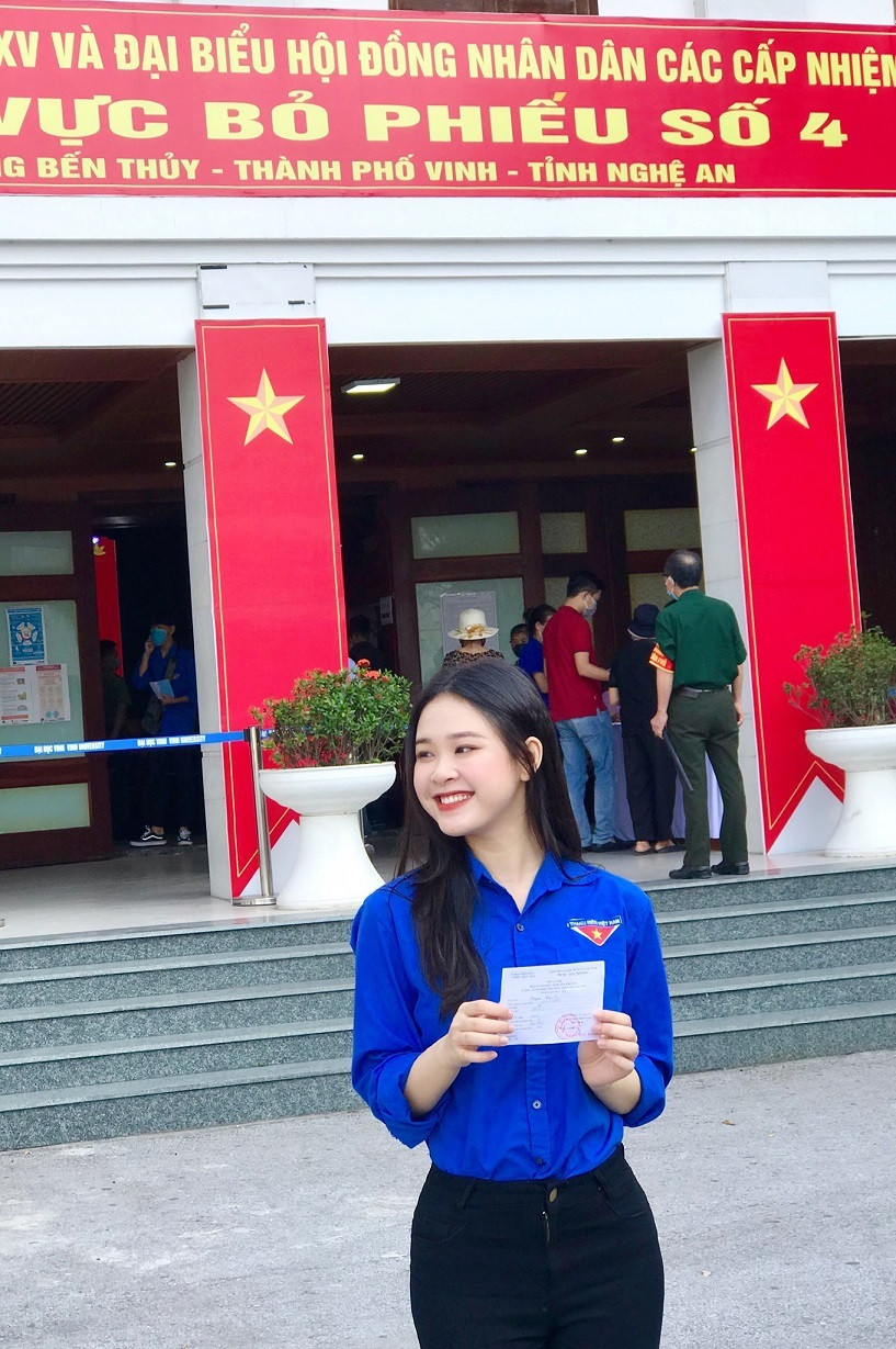 Được biết, nhân vật chính trong bức ảnh là hot girl Nguyễn Thảo Vi sinh năm 2000 tại Hoà Bình.