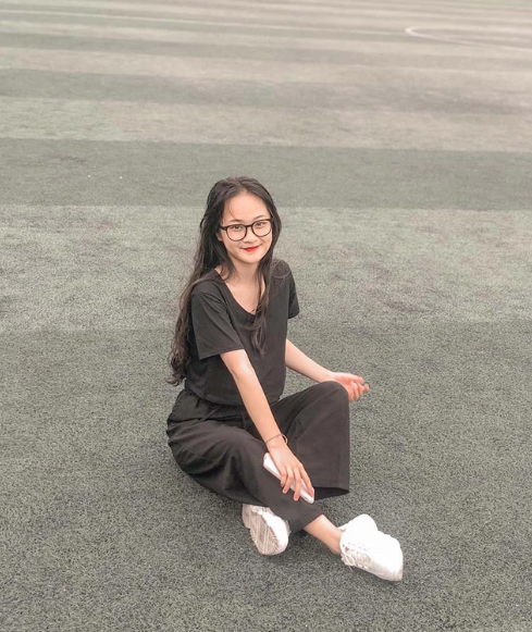 Khoảnh khắc diện áo màu xanh Đoàn Thanh niên của Khánh Linh nhận được nhiều lời ngợi khen.