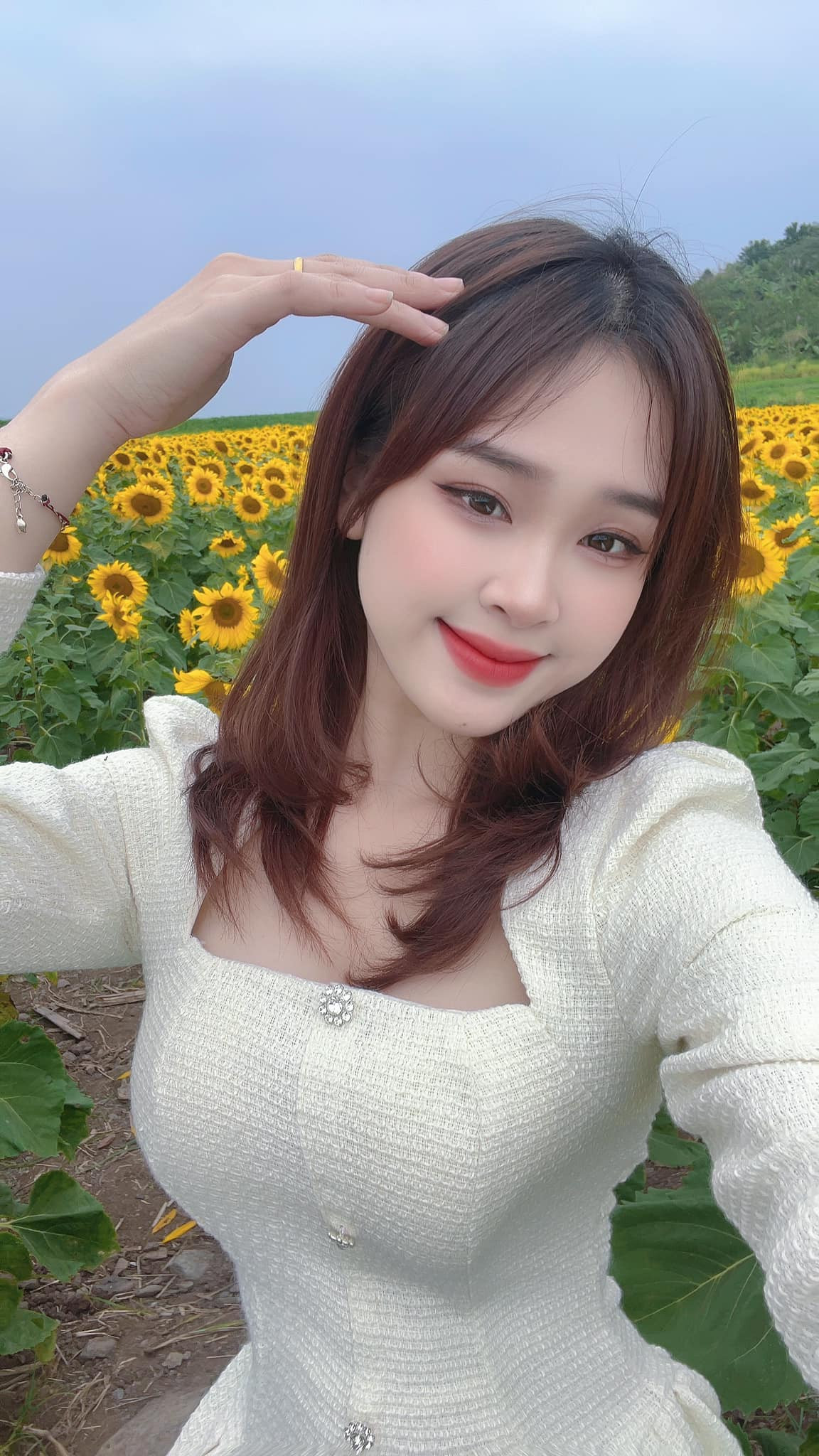 Cô từng đoạt danh hiệu Á khôi Sinh viên Việt Nam 2018, đồng thời từng là Hoa khôi Sinh viên Nghệ An và lọt vào top 30 thí sinh xuất sắc nhất cuộc thi Hoa hậu Việt Nam 2020.