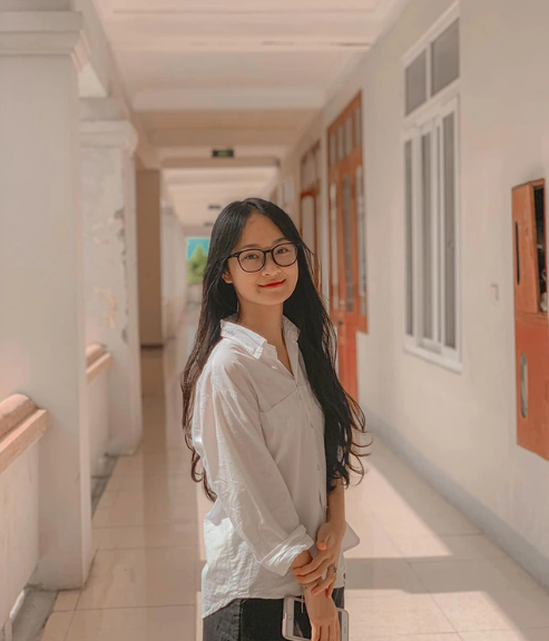 Dù chỉ mặc áo đoàn giản dị nhưng Khánh Linh vẫn khiến người ta phải ngước nhìn bởi nét đẹp trong sáng, thuần khiết.