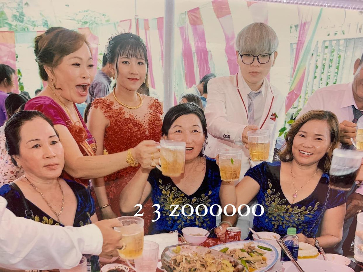 Sau khi cưới, ai cũng háo hức chờ ảnh. Thậm chí gia đình không chụp bằng điện thoại để chờ ảnh xịn bằng máy chuyên nghiệp. Thế mà với gia đình cô gái, khi nhận album ảnh cưới đã khiến cả nhà đi từ bất ngờ này đến bất ngờ khác.