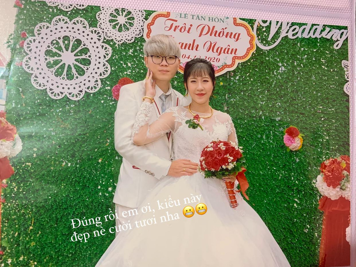 Mới đây, khi trào lưu đăng ảnh cưới hài hước rộ lên, cô nàng mới mạnh dạn chia sẻ trong một group và khiến cho tất cả đều bật cười.