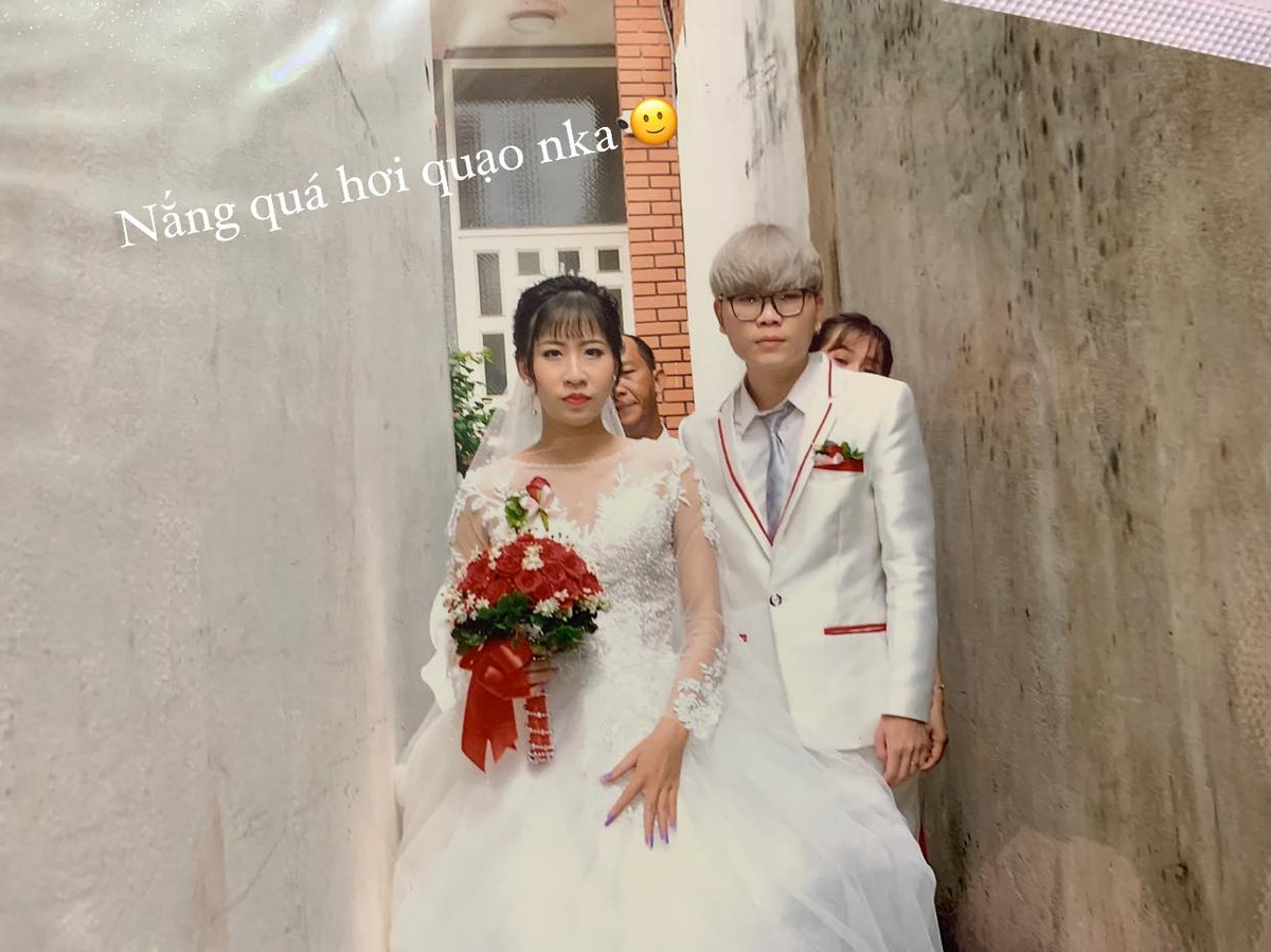 Dù ảnh chụp vào năm 2020 nhưng theo cô, nó không khác gì những bức ảnh xuất hiện trong đám cưới ở những năm thập niên 90, thời của bố mẹ.