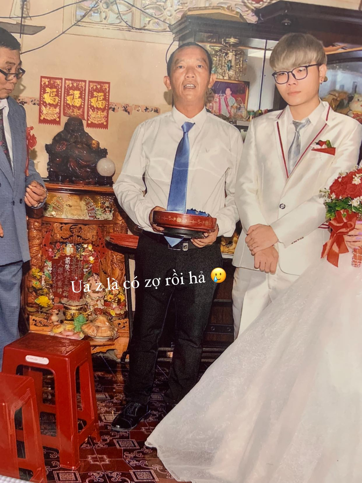 Có bộ ảnh cưới thập niên 90 vào ngày cưới, vợ chồng cô không dám đăng khoe lên mạng xã hội.