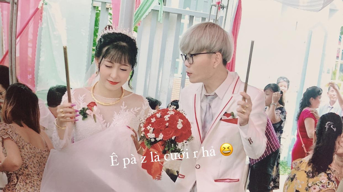 Tuy có một chút bực mình về thợ chụp ảnh ở thời điểm đó, nhưng đó cũng là kỷ niệm đáng nhớ trong lễ cưới của họ. Ảnh: Khánh Ngân