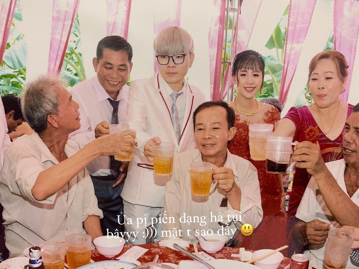 Những tấm ảnh mang hơi hướng thập niên 90 như trong bộ ảnh đám cưới này được nhiều bạn trẻ hiện nay theo đuổi.