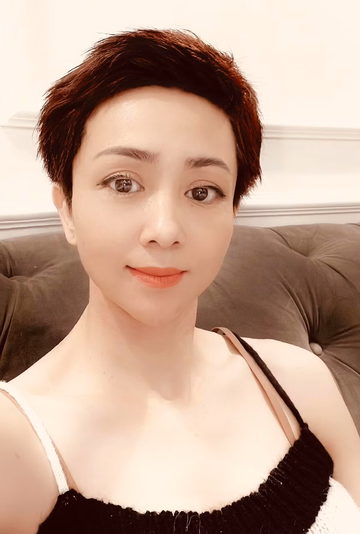 Ngoài công việc huấn luyện, chị kinh doanh thời trang để có thêm thu nhập.