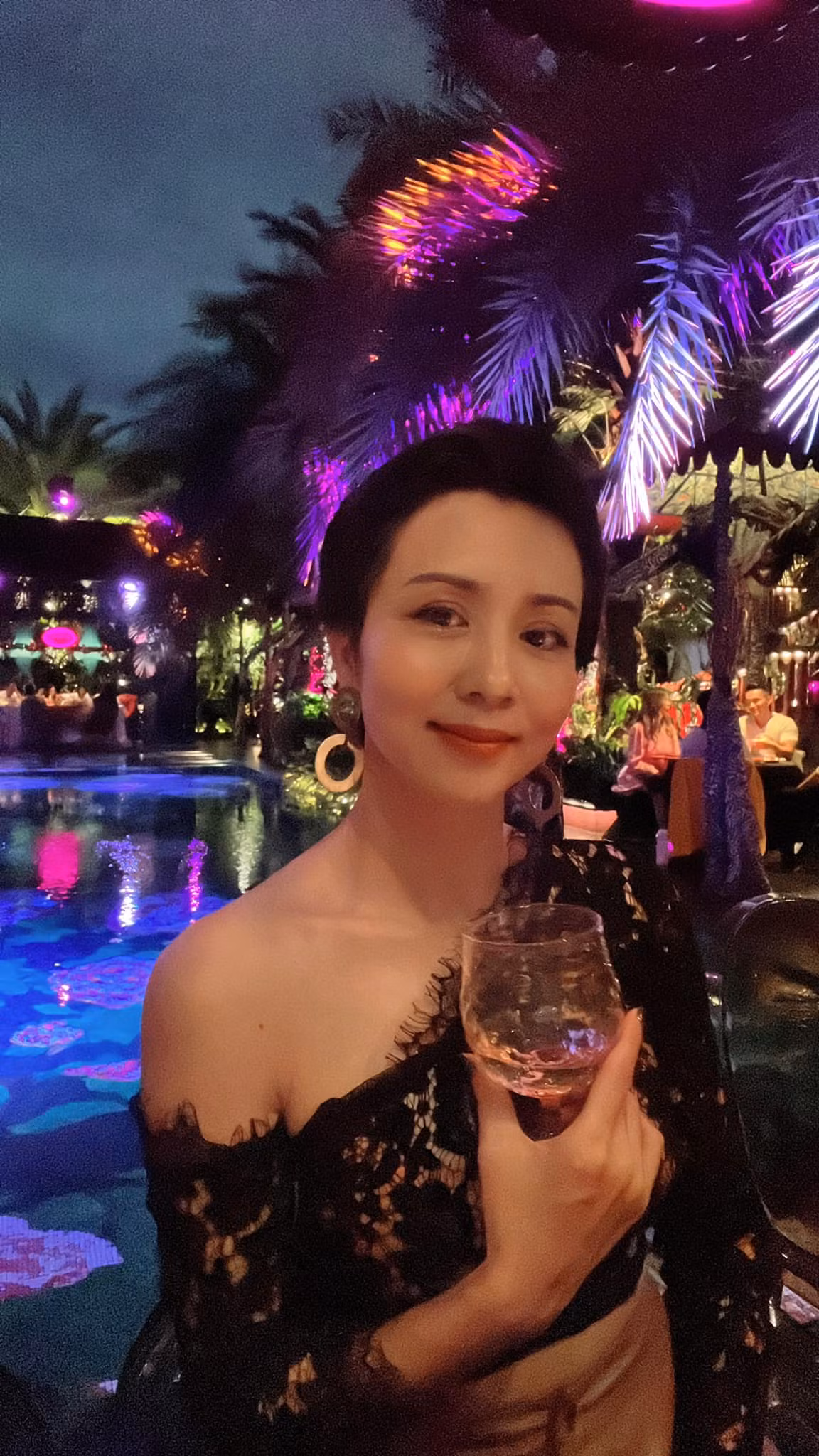 Sau ly hôn, chị sống một mình nuôi con, trong khi chồng cũ đã có hạnh phúc mới.