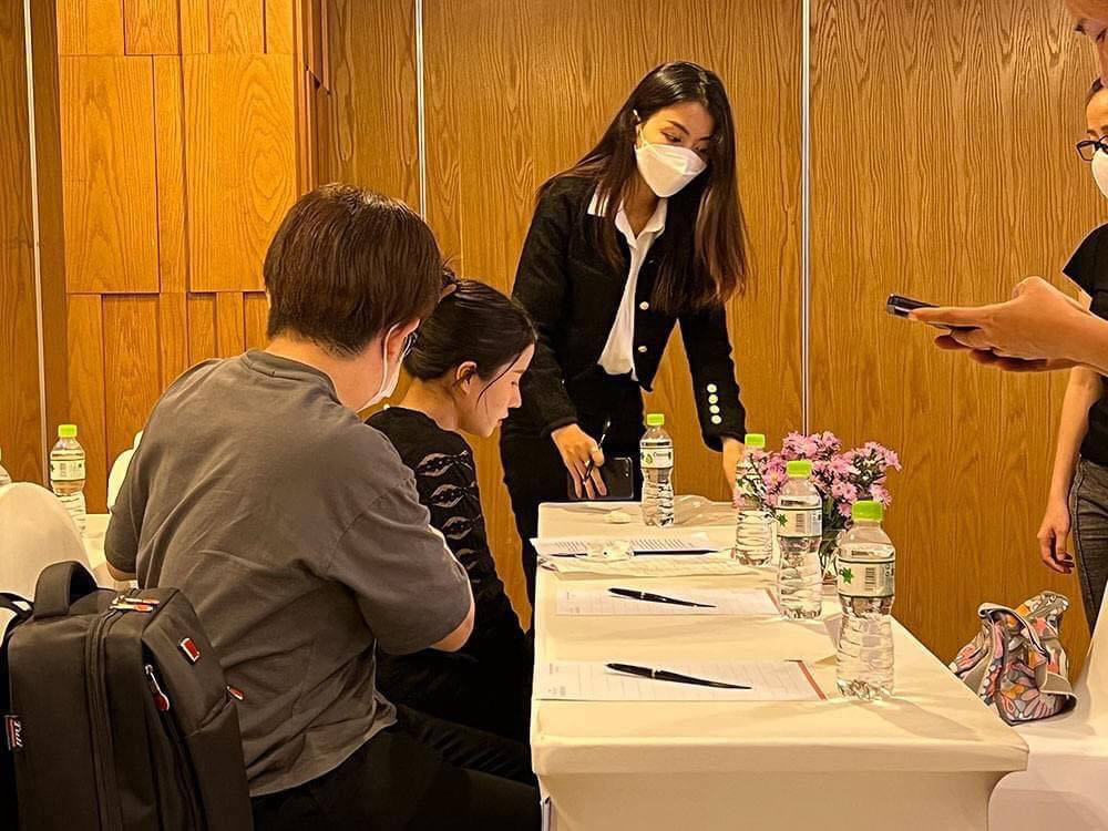 Cuối cùng khi được hỏi bác sĩ nói Nhân chỉ lo đi quay đi tiệc chứ không lo thăm khám con. Bà Nhân đáp trả rằng hiện tại chồng đã bỏ hết công việc, mẹ thì khờ còn phải nuôi cháu nữa nên đi quay là công việc chính của hai vợ chồng mình.