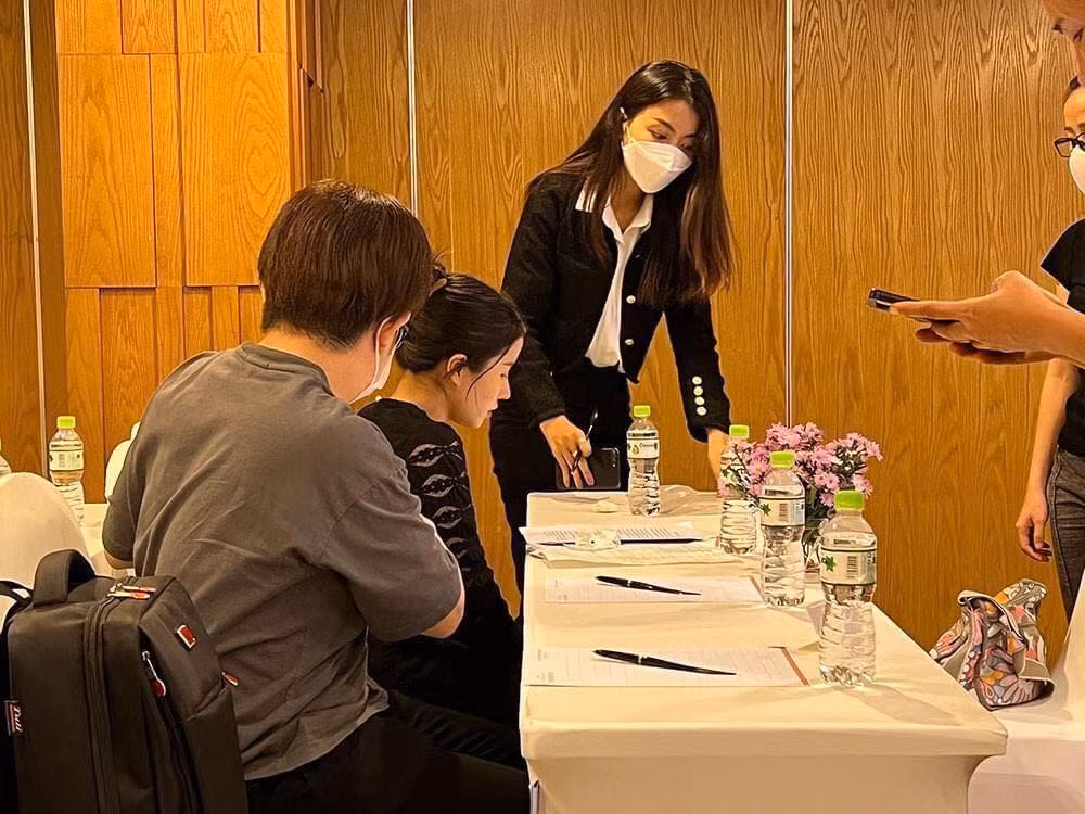 Cuối cùng khi được hỏi bác sĩ nói Nhân chỉ lo đi quay đi tiệc chứ không lo thăm khám con. Bà Nhân đáp trả rằng hiện tại chồng đã bỏ hết công việc, mẹ thì khờ còn phải nuôi cháu nữa nên đi quay là công việc chính của hai vợ chồng mình.