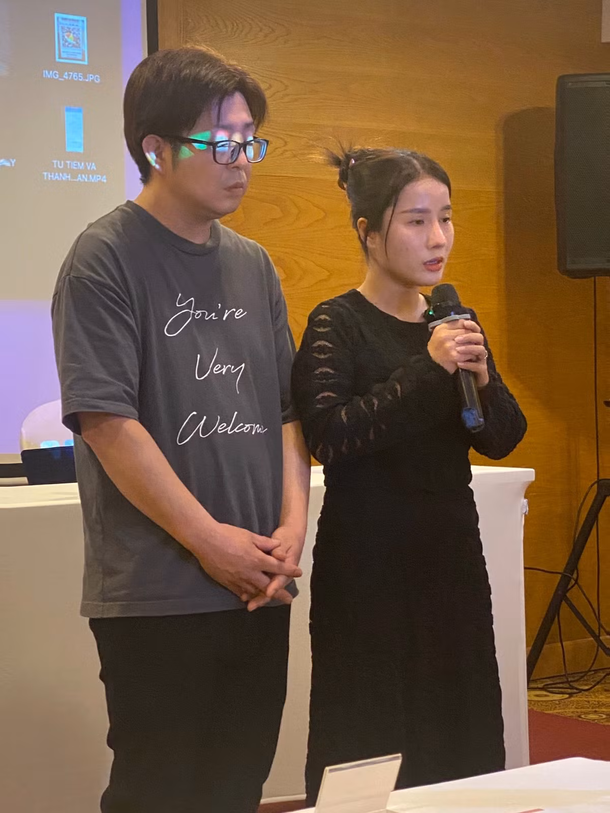 Đáng chú ý, mở đầu họp báo vợ chồng Đức Nhân cùng nhau cúi đầu xin lỗi bác sĩ Cao Hữu Thịnh. Cô khẳng định mình không lấy chuyện con cái làm thương mại, không chủ động đề xuất chuyện quảng cáo mà do bác sĩ chủ động liên lạc với mình vào ngày 15/5/2022.