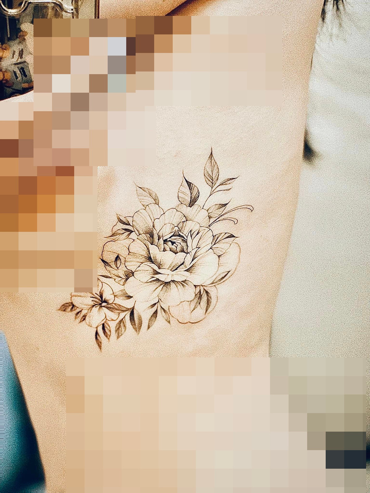 Nữ MC VTV xăm hình một bông hoa nhìn khá đẹp. Để tránh bị hớ hênh khi chụp hình, cô dùng tay che chắn kĩ vòng 1.