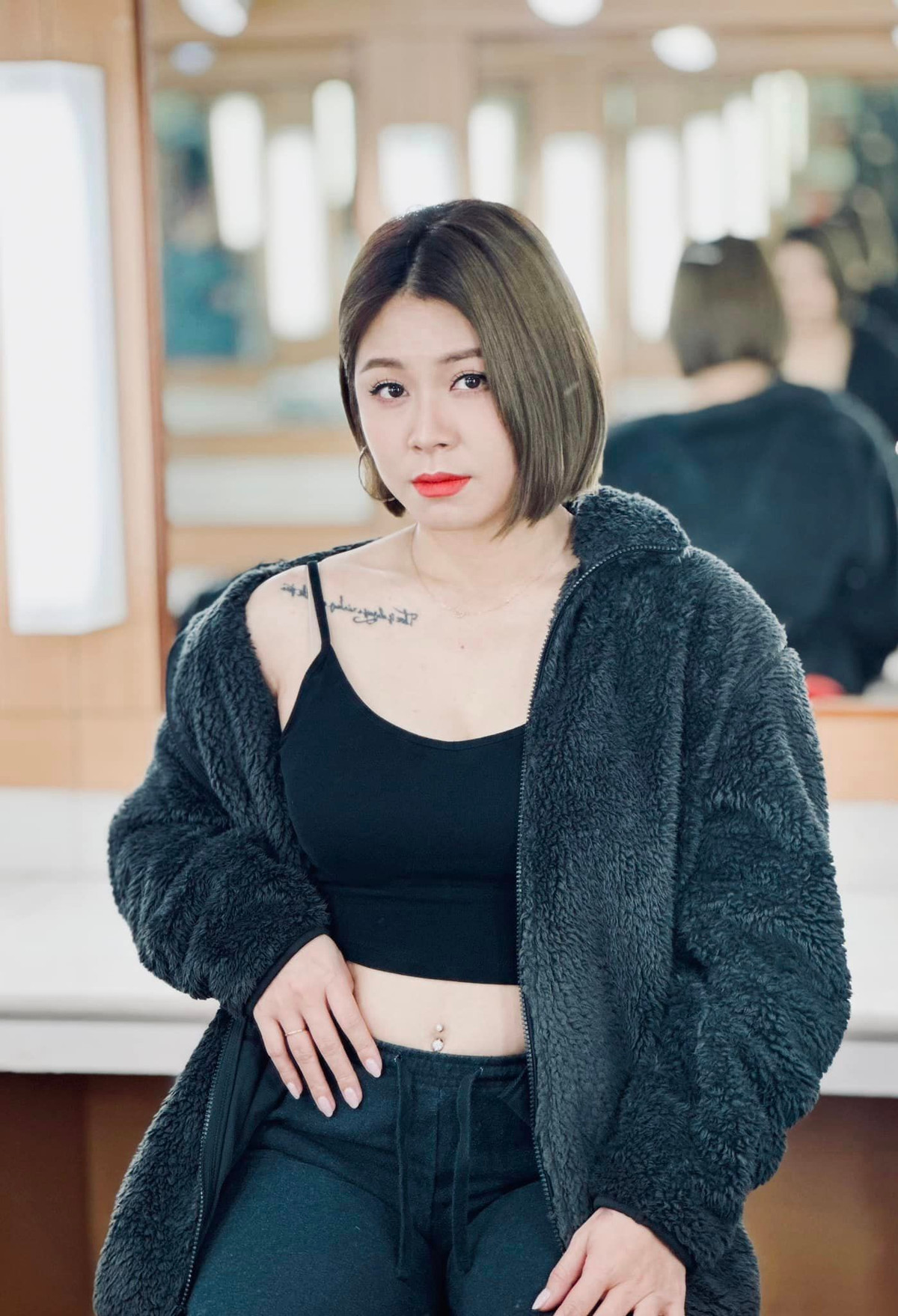 Ngoài hình xăm sư tử trên, nữ MC sở hữu rất nhiều hình xăm từ nhỏ đến to khác nữa.